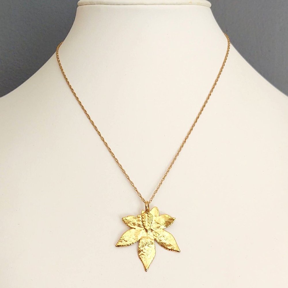 Bright, shiny gold tone leaf pendant necklace